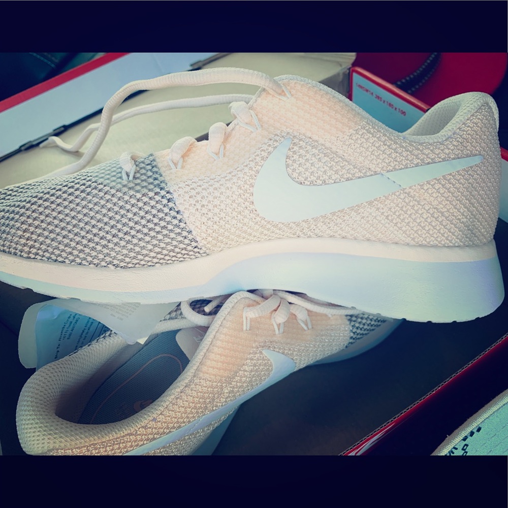 Brand new Nike sneakers lightweight breathable! 🌸